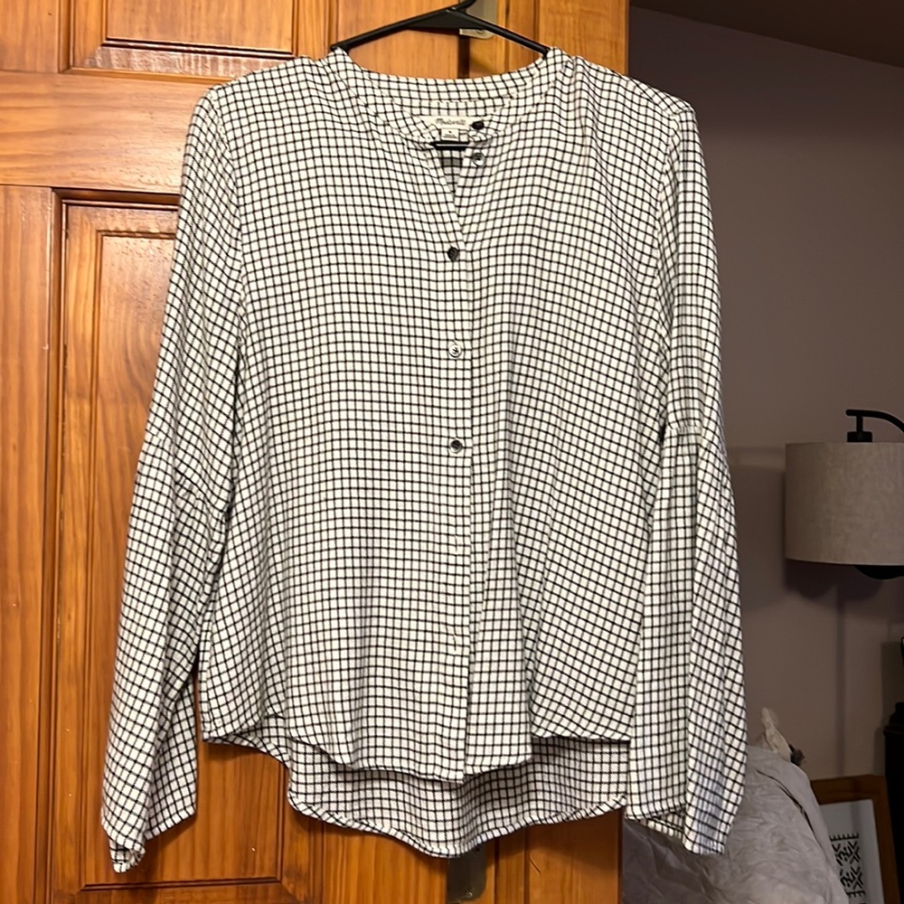 Madewell button down blouse, soft fabric with cute flared sleeve.